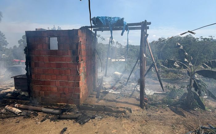 Apenas duas paredes de tijolos ficaram intactas (Foto: Divulgação/CBMSC)