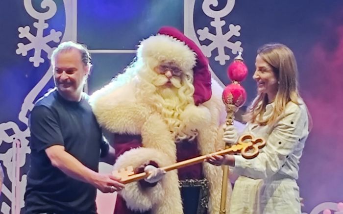 Chave da cidade foi entregue ao Papai Noel (Foto: Daiane Brocardo)