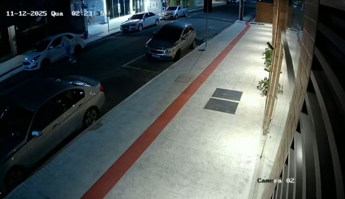 O ladrão arrombou o carro por volta das 2h30 da madrugada e fugiu após dar a partida (Foto: Leitor)