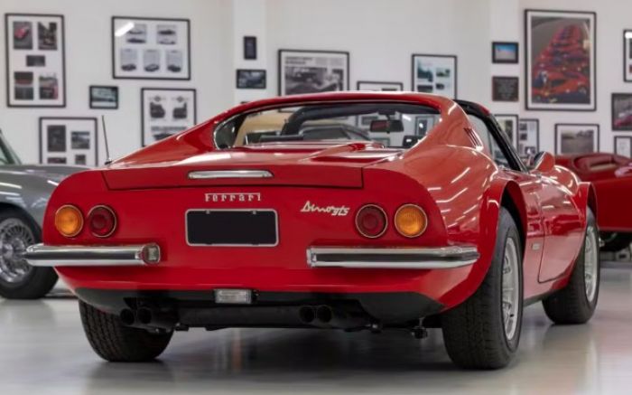  Ferrari Dino GTS 1974 é a joia do leilão e pode ser arrematada fora do pregão por R$ 3,6 milhões (Foto: Divulgação)