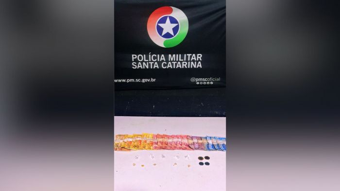 Policiais acharam crack, cocaína e R$ 316 na rua Américo Meinicke (Foto: PM)