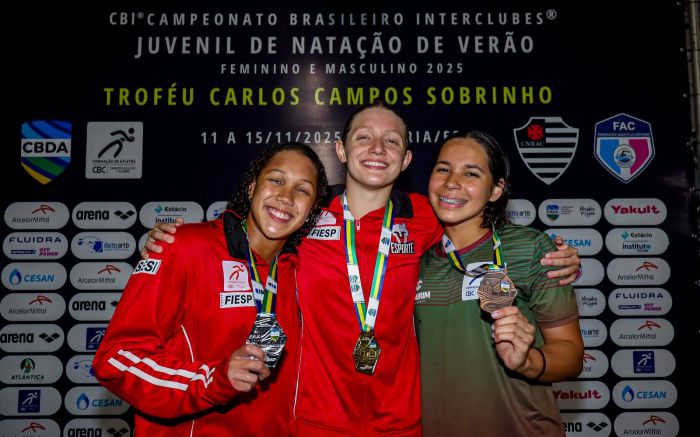 Isabelly Matias (à direita) subiu no pódio dos 50 metros borboleta (Foto: Divulgação)
