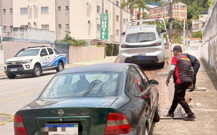 Um Vectra e um Nivus também foram guinchados por estarem estacionados irregularmente (Foto: Divulgação/GMBC)