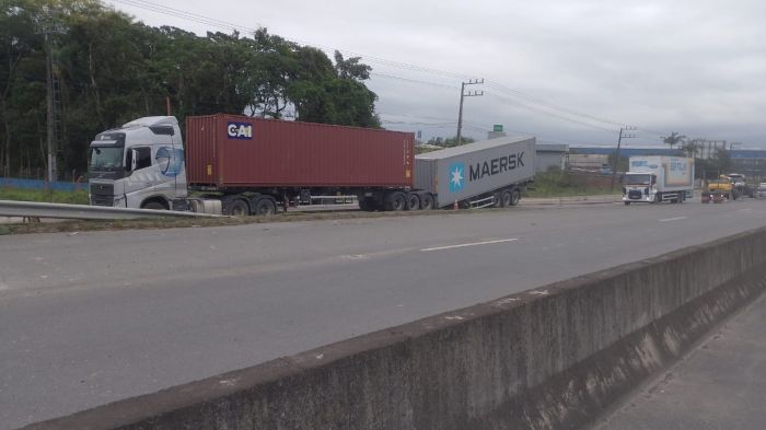Fila de veículos se estende por toda a principal via do bairro Volta Grande e a BR 470 (Foto: Reprodução)
