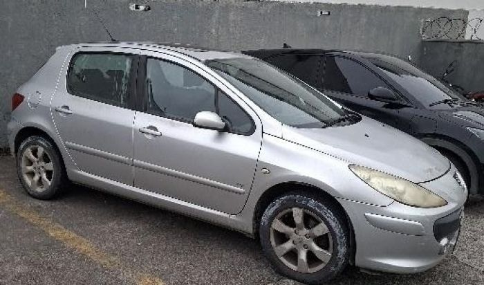 Peugeot estava largado há meses na rua (Foto: Divulgação BPMI)