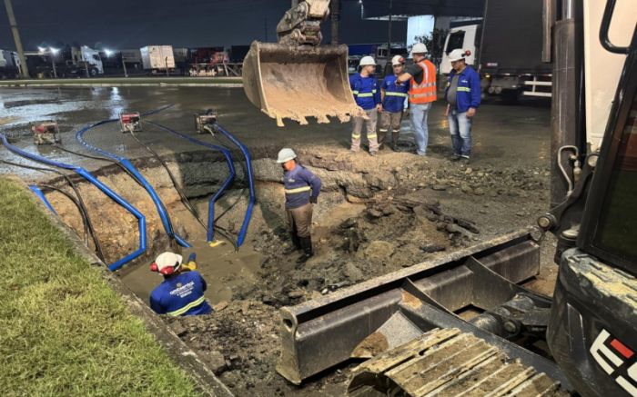 Equipes do Semasa trabalharam durante a madrugada no conserto (Foto: Divulgação/Semasa)