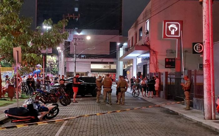 PM isolou a praça para o trabalho da perícia (Foto: Leitor)