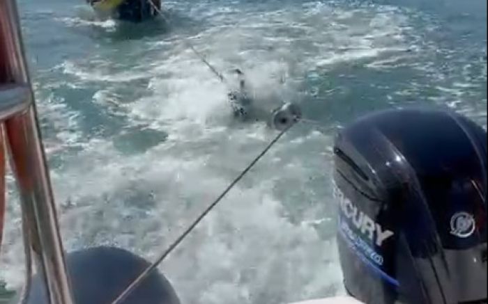 Os bombeiros foram acionados para rebocar a embarcação e trazer os pescadores de volta à terra firme (Foto: Divulgação/CBMI)