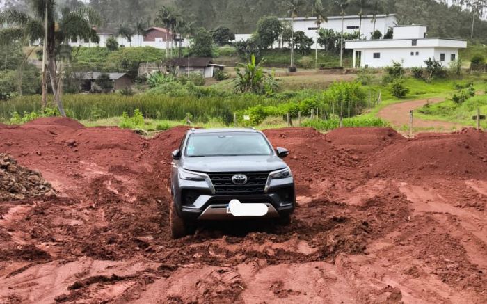 Picape foi encontrada na manhã de domingo em meio ao barro (Foto: Divulgação/PMSC)
