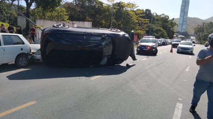 Passageira reclamou de fortes dores abdominais e recebeu atendimento dos bombeiros (Foto: Divulgação/GMI)