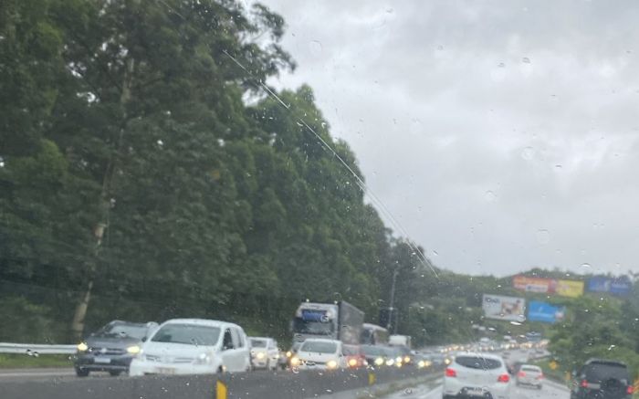 Volta pra casa no feriadão é marcada por congestionamento em direção a Curitiba