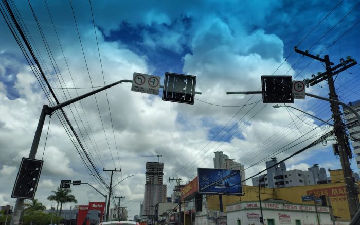 Todas as sinaleiras da avenida Osvaldo Reis e da rua Uruguai estão apagadas (Foto: Fran Marcon )