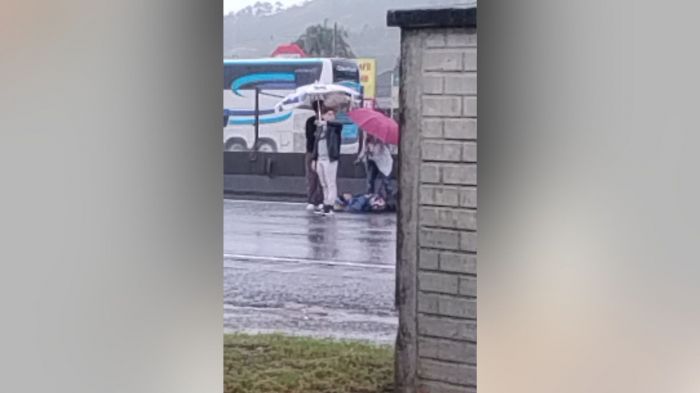 A motociclista de 40 anos ficou em estado grave e precisou ser hospitalizada (Foto: Leitor)