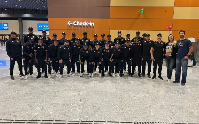 Delegação da Cambura embarcou na noite desta segunda em Florianópolis (Foto: Divulgação)