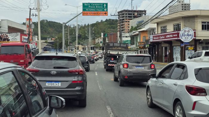 Motoristas reclamaram de lentidão no sentido BC (Foto: Camila Diel)