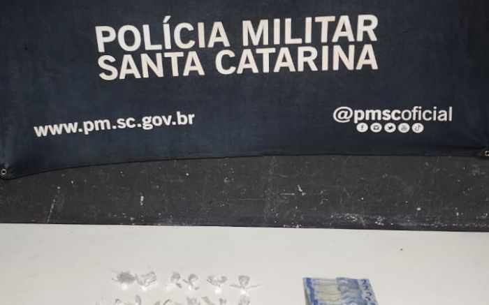 Material apreendido foi levado à central de plantão policial (Foto: PMSC)