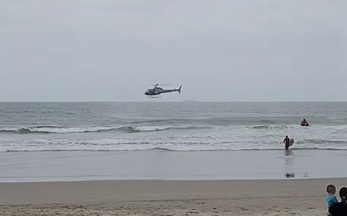 Surfistas, helicóptero, mergulhadores e jet ski procuram por rapaz (Foto:  Flávia DIARINHO)