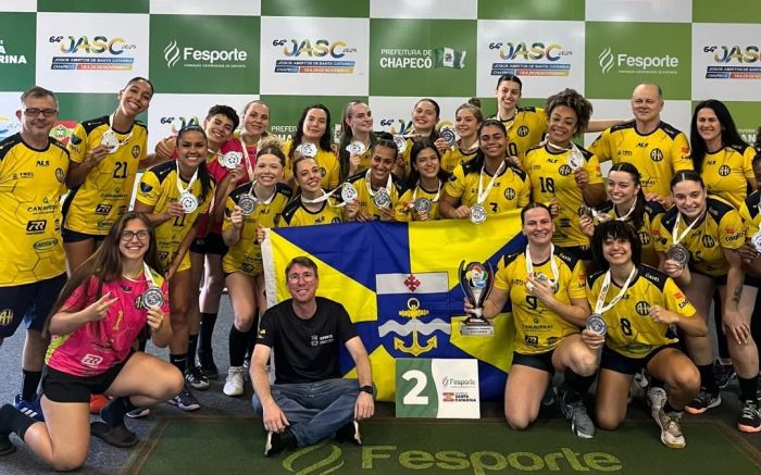 Handebol feminino de Itajaí ficou com o troféu de segundo lugar (Foto: Fesporte)