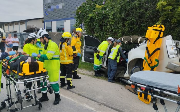 Motorista e passageiro da S-10 ficaram feridos após colisão com caminhão (Foto: Reprodução e Divulgação/CBMSC)