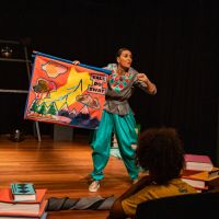 Projeto “A escola é palco” leva espetáculo sobre Malala às escolas de Itajaí