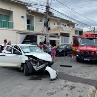 Carro invade pátio de casa após batida em Camboriú