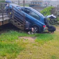 Carro cai da passarela de pedestres da Brava