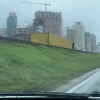 Carreta tomba e tranca BR 101 em Itapema