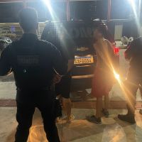 Motociclista tenta furar bloqueio do desfile de Natal