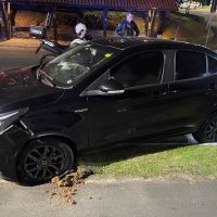 Motorista cochila e acerta poste em frente à prefeitura