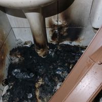 Bombeiros controlam incêndio em terreno com várias quitinetes