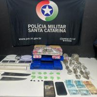 PM intercepta entrega e estoura esquema de distribuição de drogas