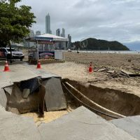 Chuva abre cratera no calçadão da Atlântica