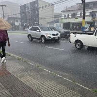 Queda de granizo pega moradores de Itajaí de surpresa no final da tarde