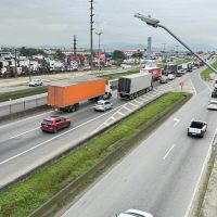 Manhã começa com tranqueira na BR 101 nos dois sentidos em Itajaí
