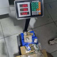 Criança é encontrada em meio a drogas após denúncia de violência doméstica