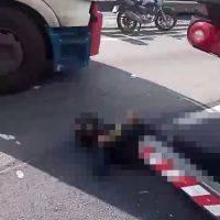 Motociclista morre ao bater em para-choque de carreta
