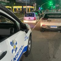 Motorista bêbado causa acidente e quase atropela mulher