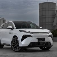 BYD apresenta Atto 8, novo SUV híbrido de sete lugares