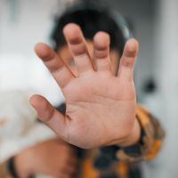 Menina de três anos é estuprada em casa de festas