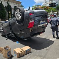 Tracker capota após batida com Ônix na curva da Droga Raia