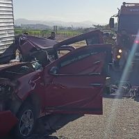 Sandero detona frente ao bater atrás de caminhão