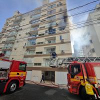 Prédio é esvaziado após incêndio em apartamento no centro de BC