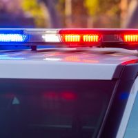 Ladrão é preso ao tentar arrombar carro em supermercado