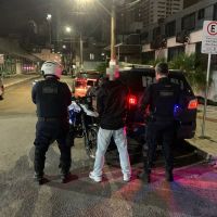 Motoqueiro “premiado com drogas” quase atropelou pedestres pra escapar da GM