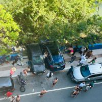 Carros ficam pendurados no canal do Marambaia