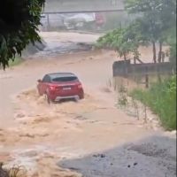 Tragédia: Família morre após carro ser arrastado por enxurrada