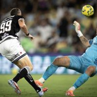 Vasco marca no fim e bate o Flu de virada na semifinal