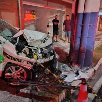 PMs ficam feridos após viatura bater em poste em BC