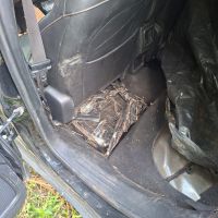 Carro roubado é usado para transportar mais de 250 kg de maconha