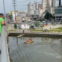 Resgate de mulher no rio Camboriú choca a internet